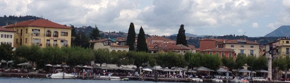 Blick vom Lago die Garda auf den namengebenden Ort.