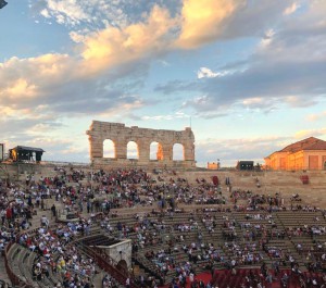 Abendlicher Blick in die Arena di Verona